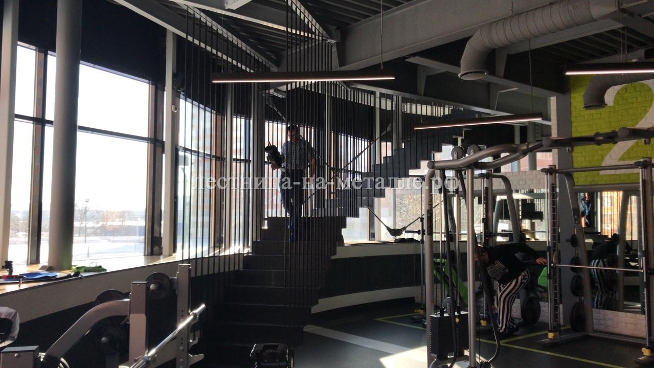 лестница на 2 этаж фитнес центра