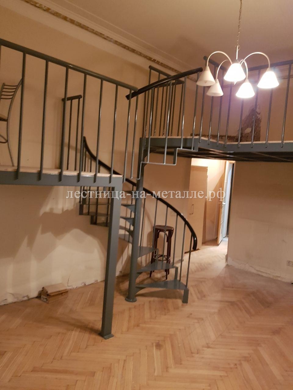 винтовая лестница с фальшполом