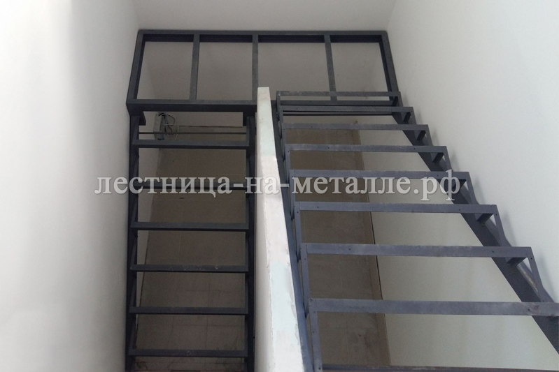 закрытый каркас с площадкой