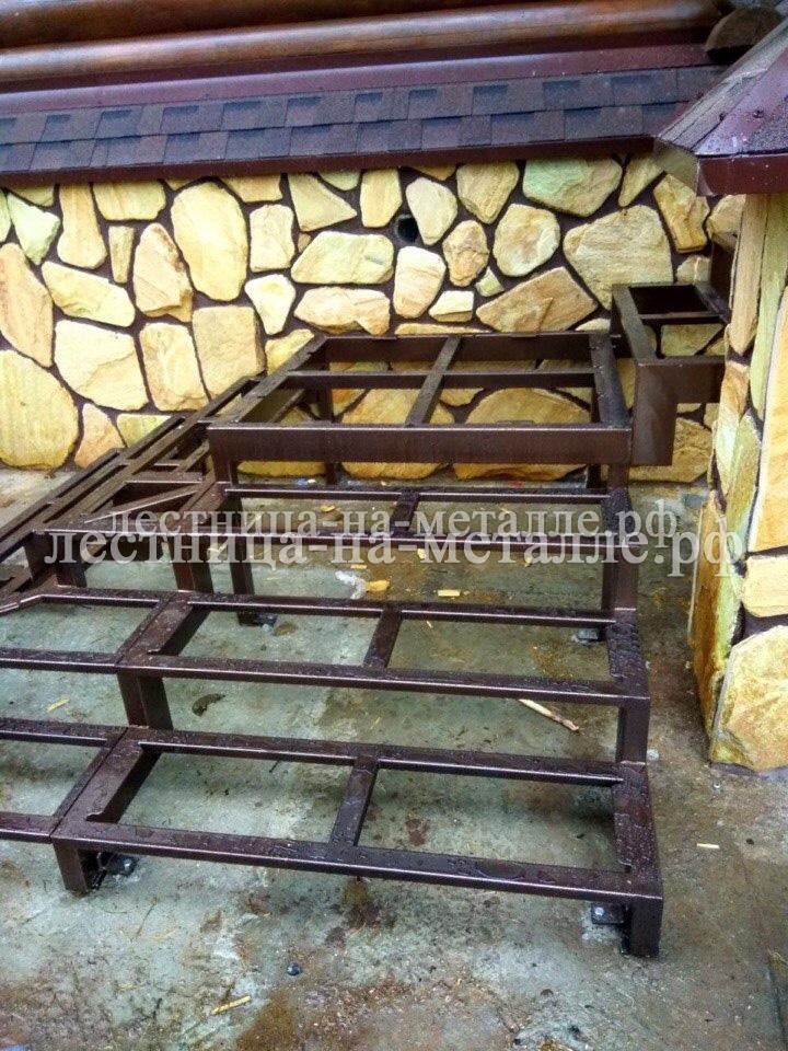каркас входной лестницы в дом