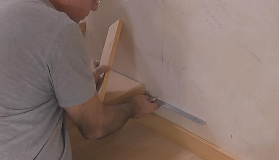 замеряем расстояние выступа ступени