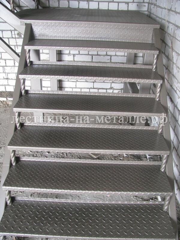 подвальная металлическая летсница