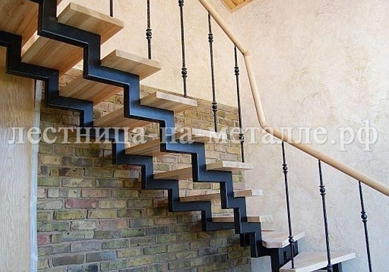 открытая лестница с коваными перилами
