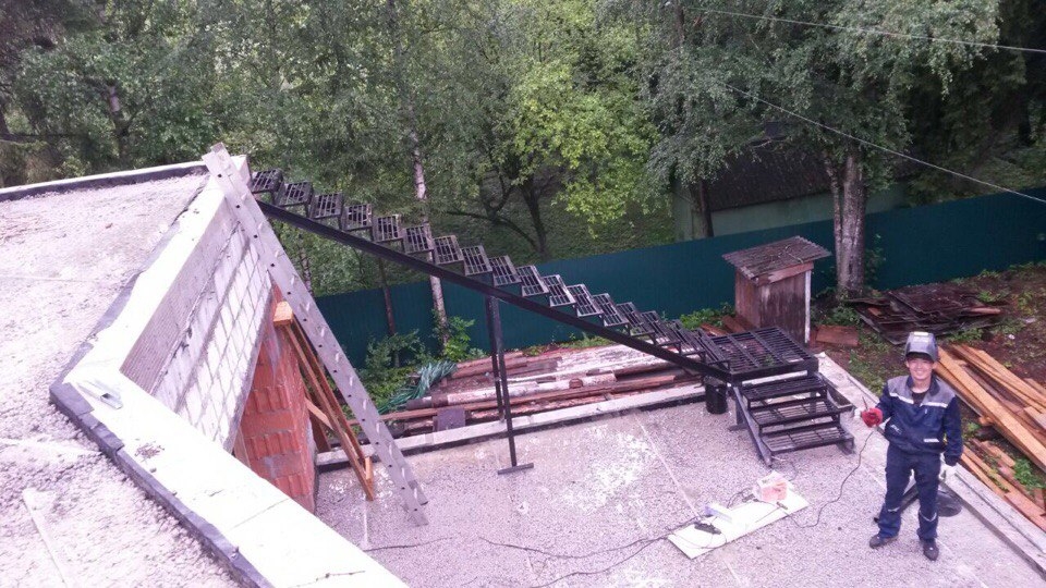 монтаж металлического каркаса лестницы