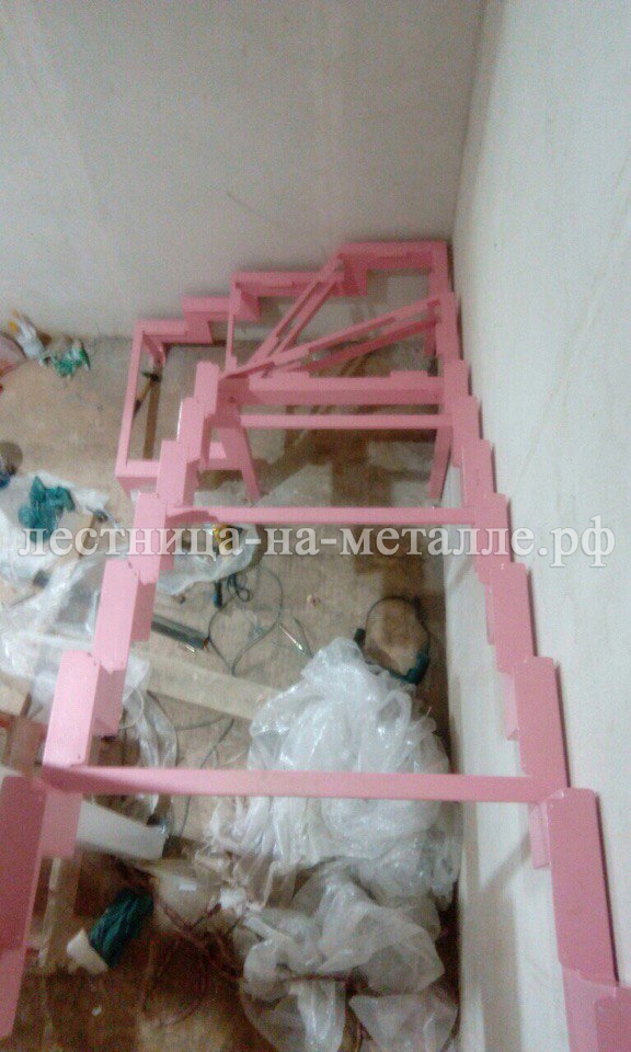 открытый каркас розового цвета