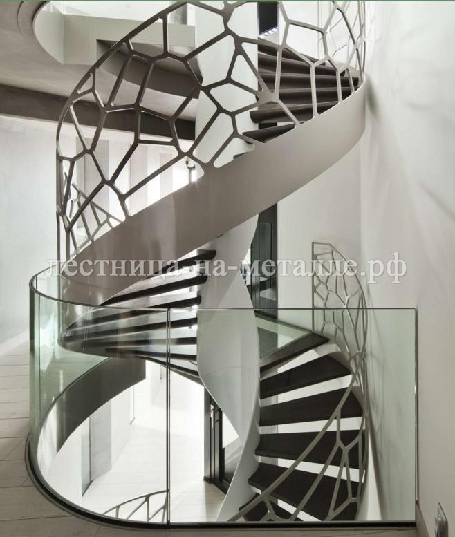 винтовая лестница с узорами