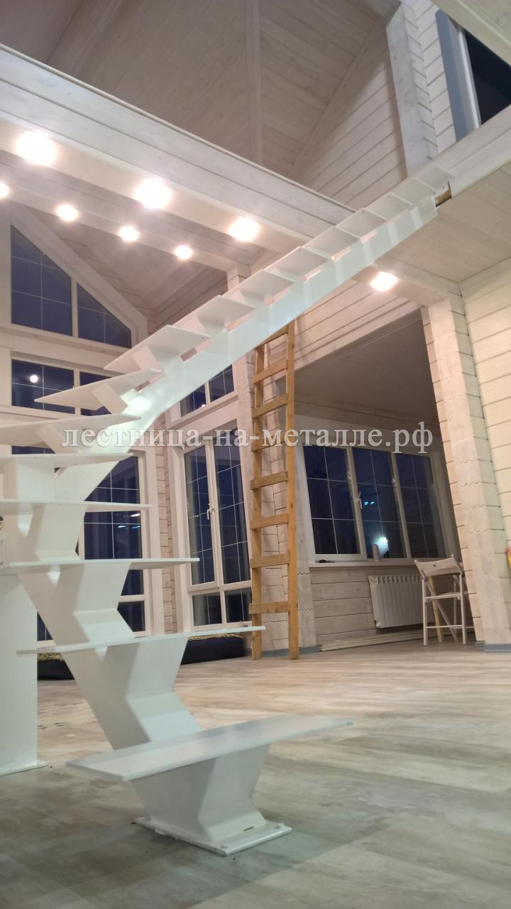 белоснежная металлическая лестница