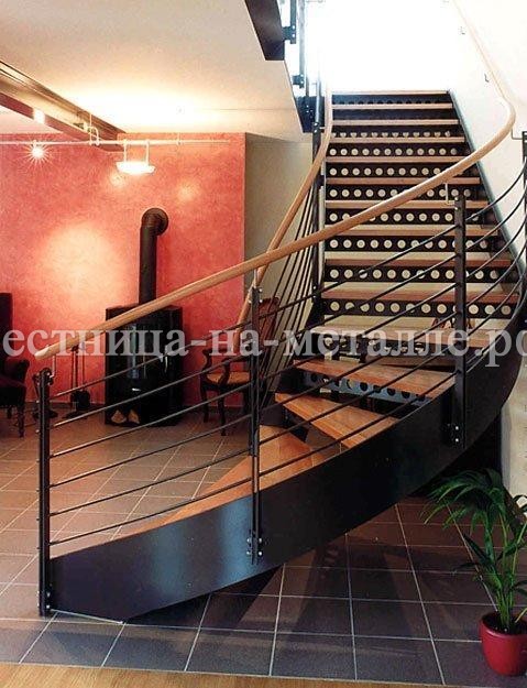 металлическая лестница на тетивах