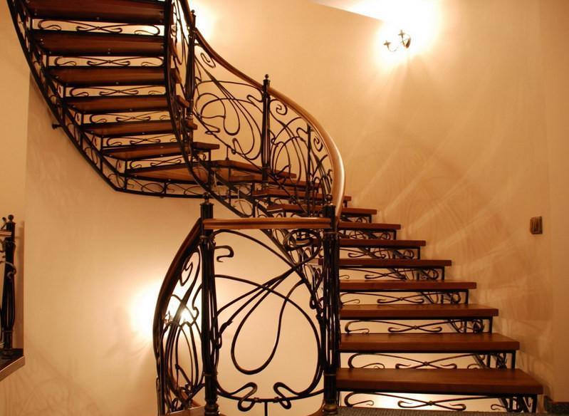 лестница с коваными ограждениями