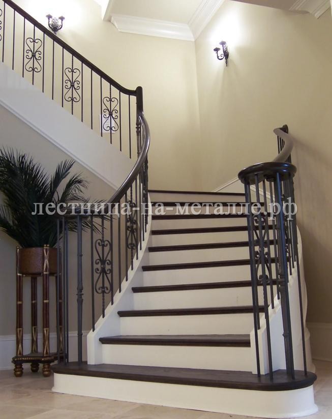 классическая лестница в дереве