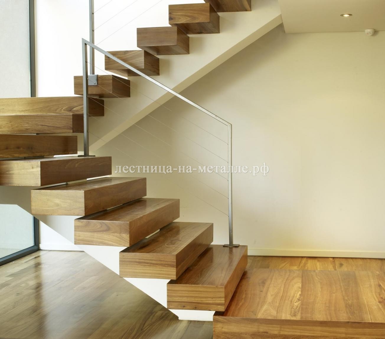 Бетонный монокосоур со ступенями из дуба