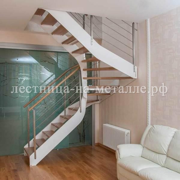 Лестница из дуба на металлической тетиве. Стоимость 415 000 руб.