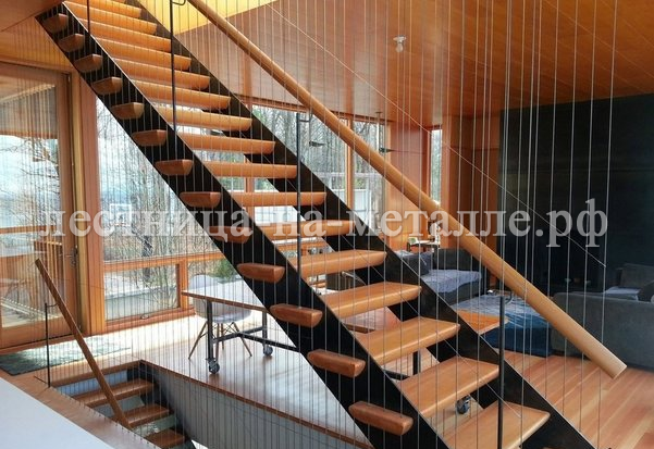 открытая лестница с необычным ограждением
