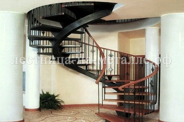 лестница на металлокаркасе