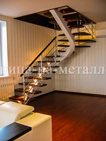 лестница на открытом металлокаркасе