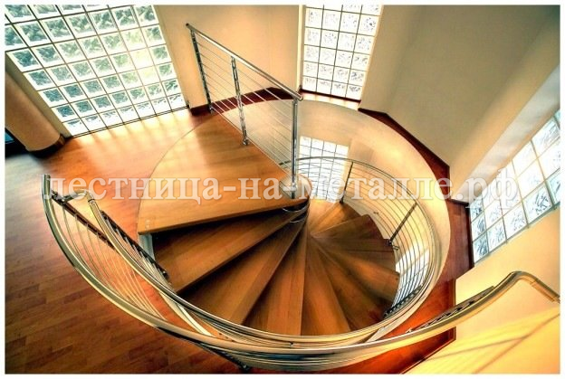 винтовая лестница с деревянными ступенями