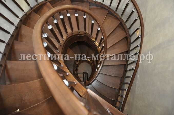 Винтовая деревянная лестница