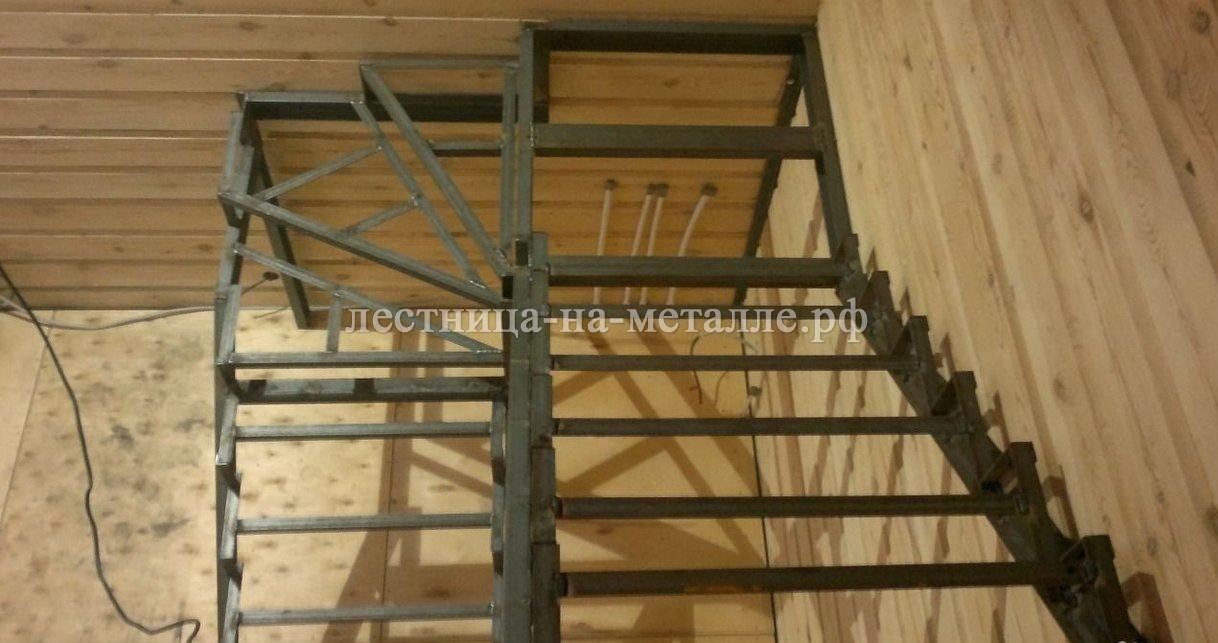 каркас закрытого типа с забежными ступенями