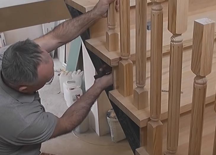 прикручиваем балясину к ступени