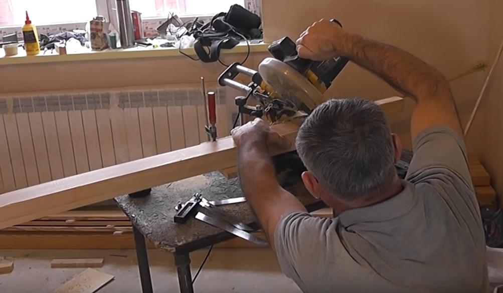 отпиливаем край поручня