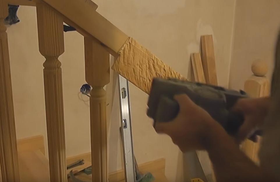 выравниваем бока поручня