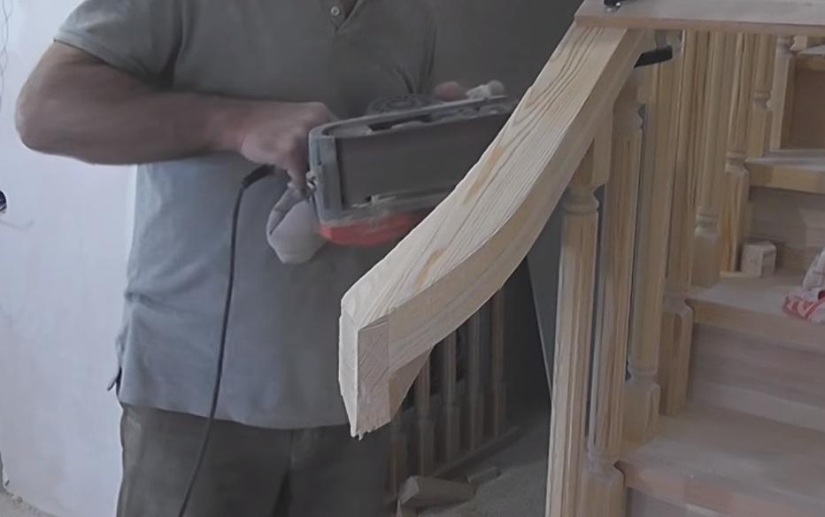 шлифуем поверхность поручня