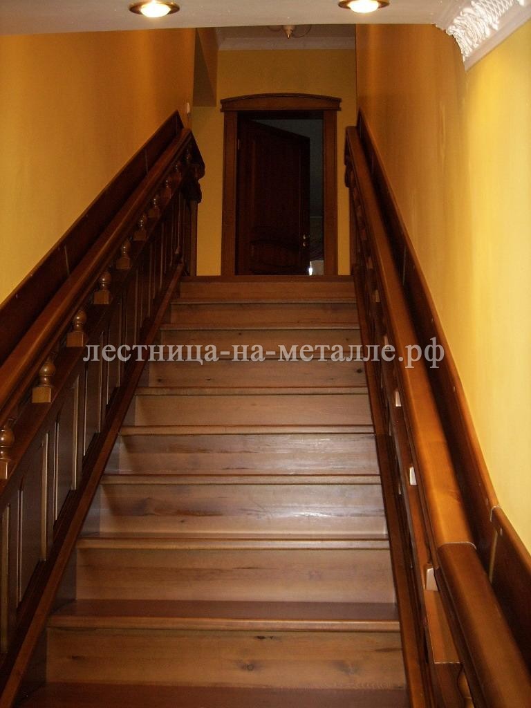 обшитая деревом лестница