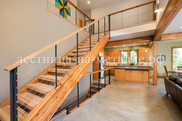 лестница в подвал и на 2 этаж