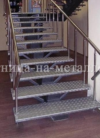 металлическая лестница в подвал