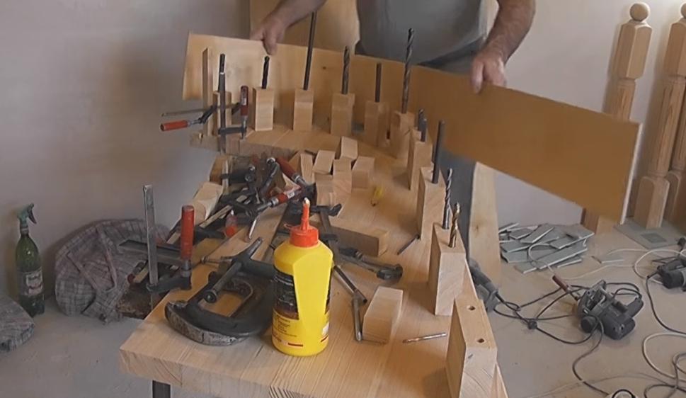 устанавливаем фанерный лист в паз