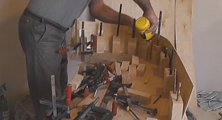 Фанерный лист прижимаем к стойкам