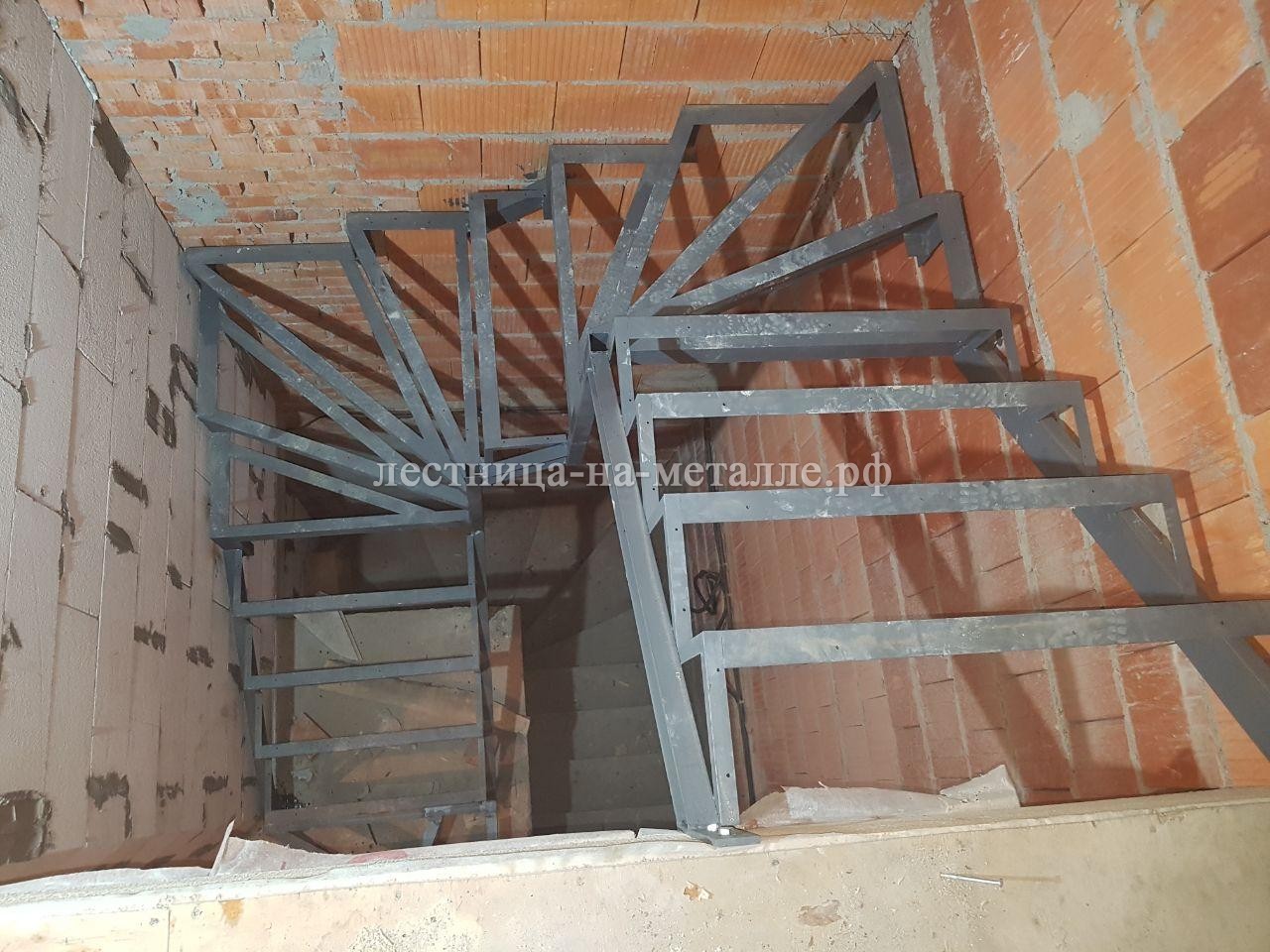 закрытый каркас лестницы
