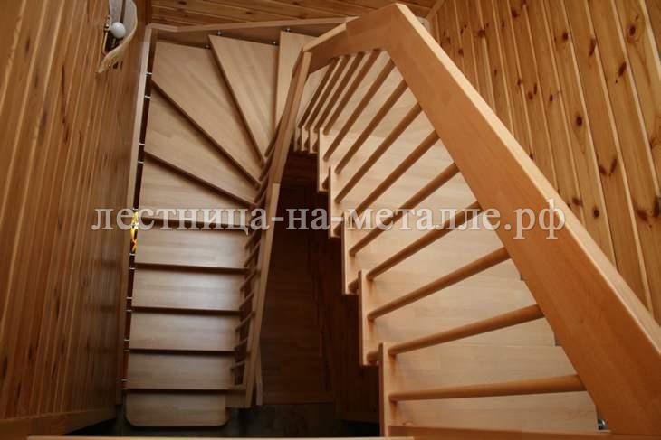 деревянная лестница с забежными ступенями