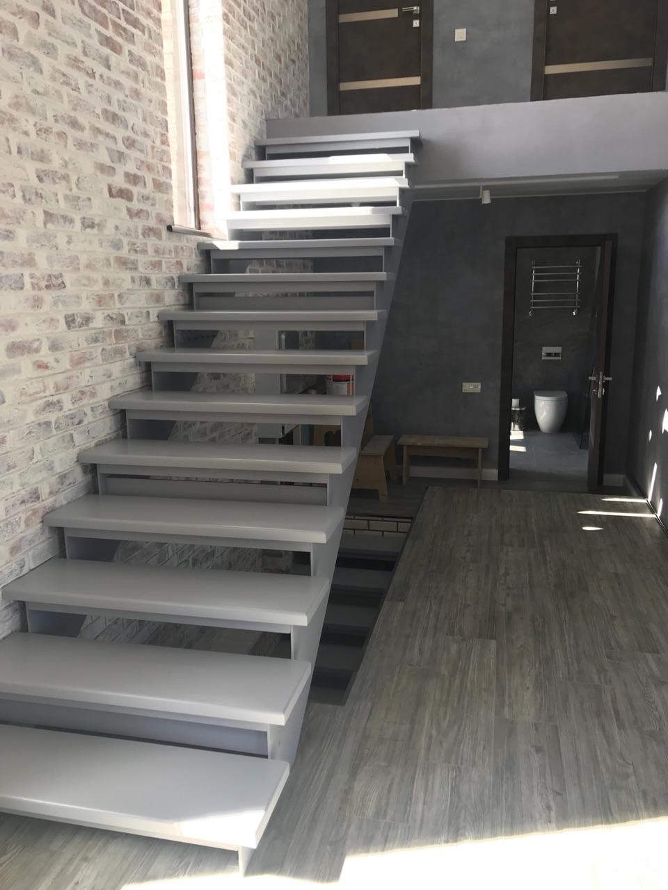 лестница из листа металла со ступенями